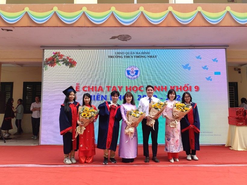 Thầy Nguyễn Quốc Dương - Hiệu trưởng THCS Thống Nhất cùng đồng nghiệp chụp ảnh lưu niệm với học trò.