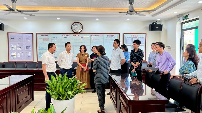 Các đại biểu thăm quan cơ sở vật chất trường học tại quận Ba Đình.