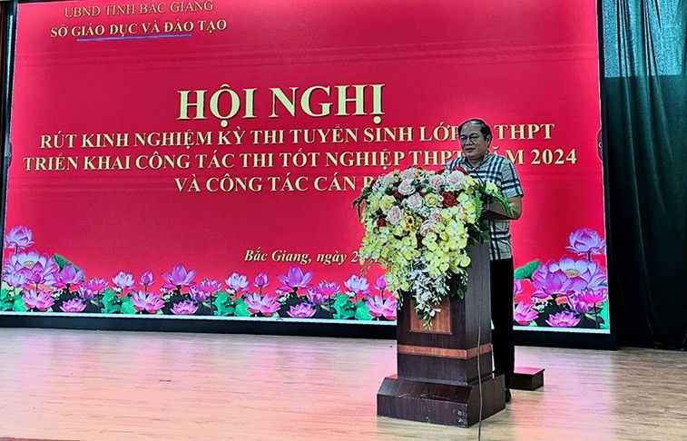Ông Tạ Việt Hùng - Giám đốc Sở GDĐT Bắc Giang tiếp tục quán triệt tinh thần 