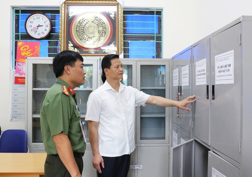 Phó Chủ tịch Thường trực UBND tỉnh Bắc Ninh - Vương Quốc Tuấn kiểm tra khu vực chứa đề thi, bài thi tại điểm thi Trường THPT Lương Tài.
