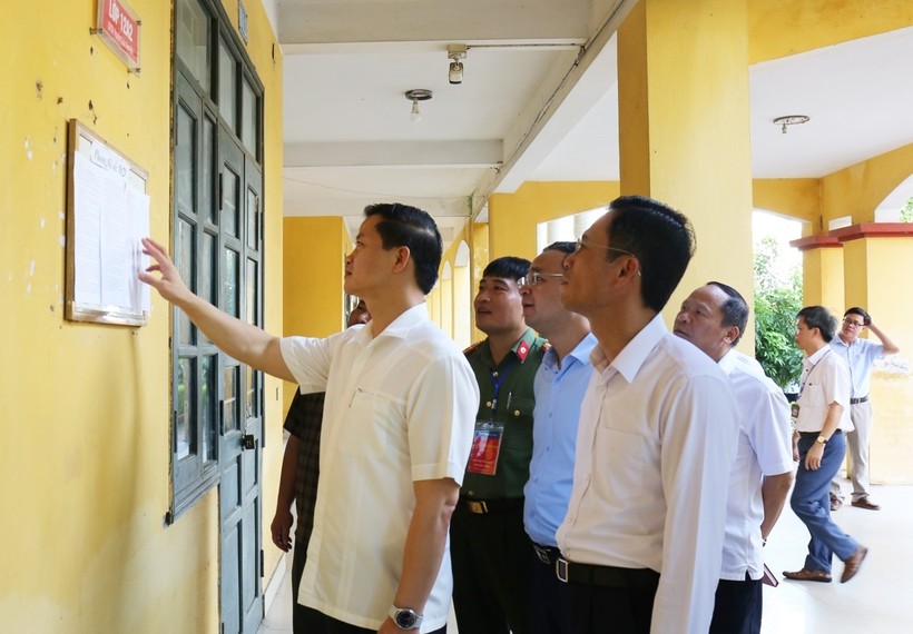 Phó Chủ tịch Thường trực UBND tỉnh Bắc Ninh - Vương Quốc Tuấn kiểm tra việc niêm yết danh sách trước cửa phòng thi tại điểm thi Trường THPT Thuận Thành số 3.