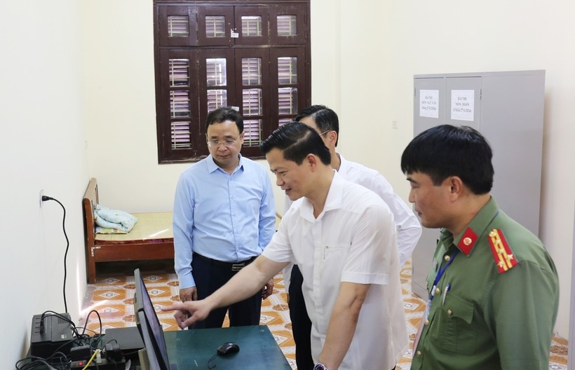 Phó Chủ tịch Thường trực UBND tỉnh Bắc Ninh - Vương Quốc Tuấn kiểm tra hệ thống camera an ninh tại điểm thi Trường THPT Thuận Thành số 3.