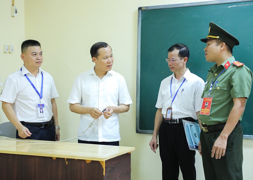 Phó Chủ tịch Thường trực UBND tỉnh Bắc Giang Mai Sơn và Đoàn công tác kiểm tra tại điểm thi Trường THPT Ngô Sỹ Liên.