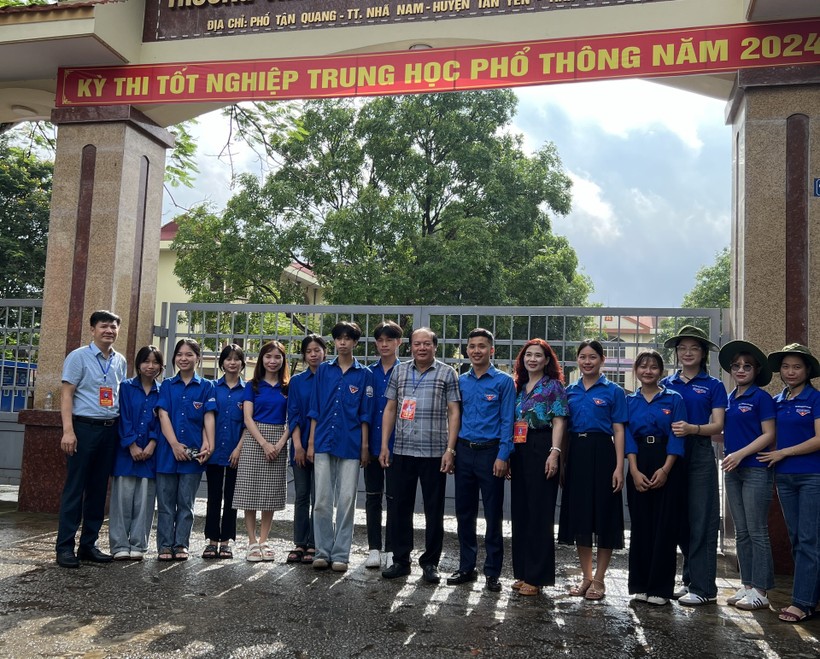 Giám đốc Sở GD&ĐT Bắc Giang Tạ Việt Hùng (thứ 8 bên phải sang) động viên tình nguyện viên tại điểm thi.