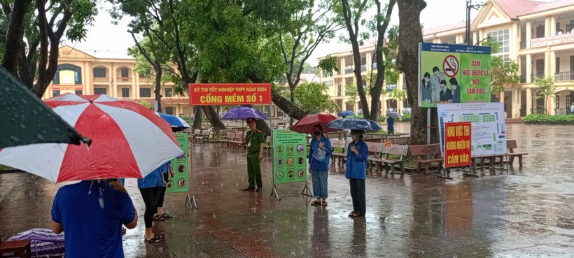 Cơn mưa từ sáng sớm 27/6 tại điểm thi trường THPT Việt Yên số 1.