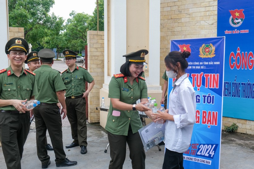 Lực lượng công an tiếp sức thí sinh tại điểm thi Trường THPT Hoàng Quốc Việt.