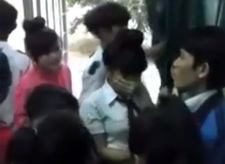 Học trò Bình Định nghẹn ngào chia tay thầy giáo bị sa thải