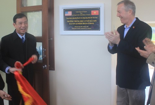 Ông Ted Osius (phải) vui mừng khi tham dự lễ khánh thành trường học ở vùng khó khăn của tỉnh Quảng Trị