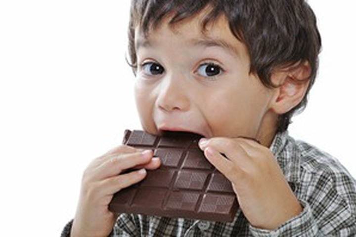 Cho trẻ ăn kẹo đúng cách để không gây sâu răng