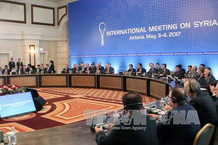 Ngày 4/5, trong khuôn khổ vòng hòa đàm Syria đang diễn ra tại thủ đô Astana (Kazakhstan), đại diện phái đoàn Nga, Thổ Nhĩ Kỳ và Iran đã ký bản ghi nhớ về thiết lập vùng an toàn tại Syria. Ảnh: AFP/TTXVN