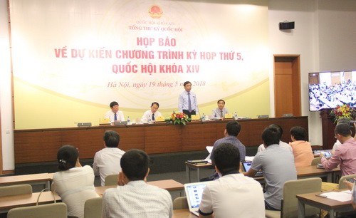 Tổng Thư ký Quốc hội Nguyễn Hạnh Phúc trả lời câu hỏi phỏng viên tại buổi họp báo