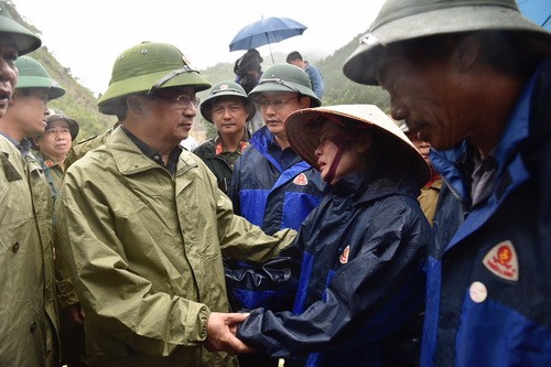 Phó Thủ tướng động viên người dân bị ảnh hưởng bởi mưa lũ. - Ảnh: VGP
