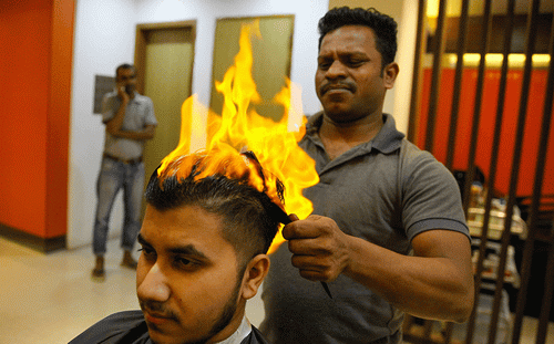 Cách làm đẹp kỳ lạ ở Ấn Độ - cắt tóc bằng lửa