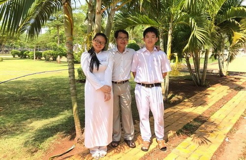 Thầy Trần Quang Vinh và học sinh Hoàng Hữu Quốc Huy trong lần ra thăm Hà Nội.