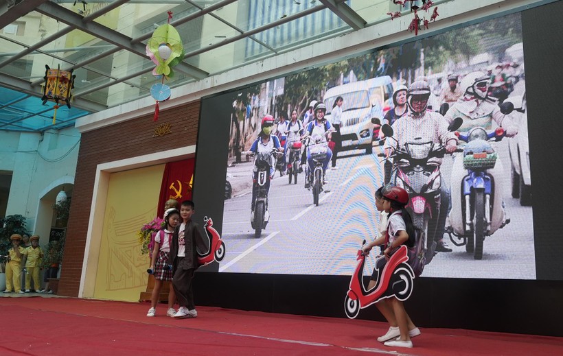 Học sinh Trường tiểu học Vĩnh Tuy diễn kịch tuyên truyền về an toàn giao thông