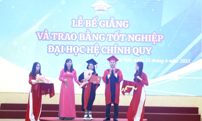 PGS.TS Lê Mạnh Hùng – Hiệu trưởng Trường ĐH Công đoàn trao bằng tốt nghiệp cho sinh viên.
