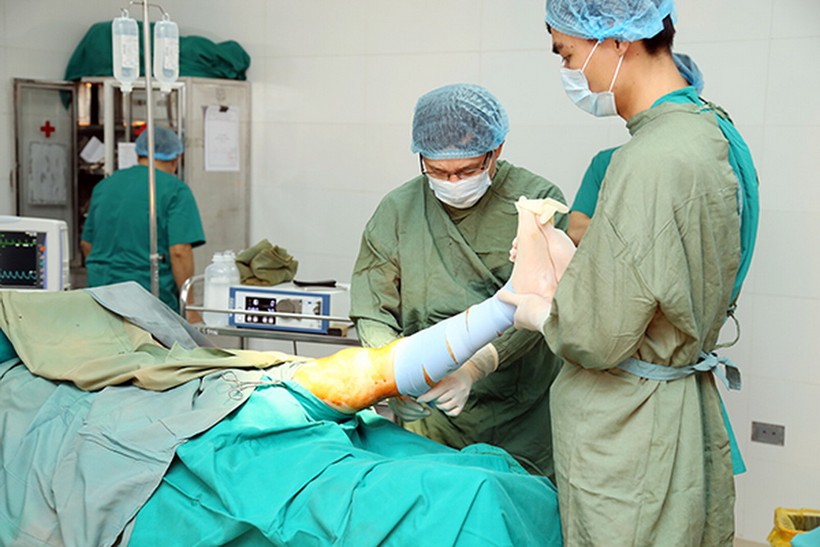 Các bác sĩ của Bệnh viện Tuệ Tĩnh (Học viện Y dược học cổ truyền Việt Nam) gây tê và sát trùng cho bệnh nhân trước khi thực hiện phẫu thuật nội soi.