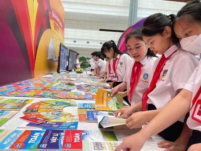 Học sinh Hà Nội thích thú bộ sách giáo khoa theo Chương trình giáo dục phổ thông 2018.