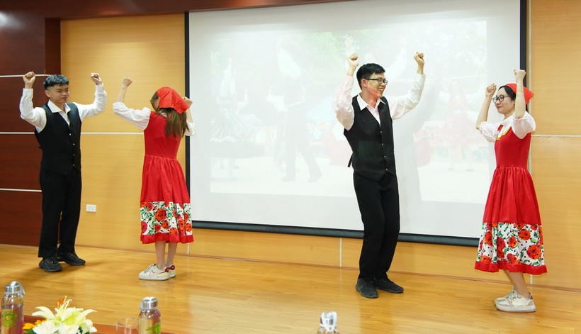 Sinh viên Trường ĐH Hà Nội biểu diễn điệu nhảy truyền thống của đất nước Bồ Đào Nha.