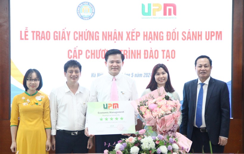 GS.TS Nguyễn Hữu Đức - Chủ tịch sáng lập Viện Đổi mới sáng tạo - UPM, nguyên Phó Giám đốc ĐH Quốc gia Hà Nội trao Giấy chứng nhận xếp hạng 5 sao cho các chương trình đào tạo.