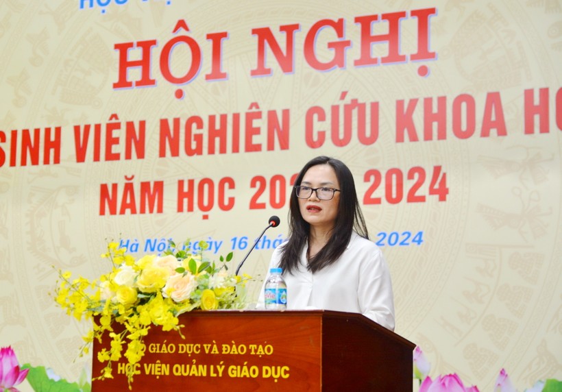 TS Hà Thanh Hương báo cáo tại hội nghị.