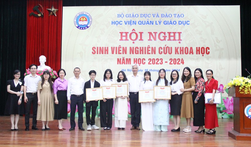 PGS.TS Trần Hữu Hoan – Phó Giám đốc Học viện Quản lý giáo dục và các giảng viên chúc mừng sinh viên được vinh danh khen thưởng trong nghiên cứu khoa học.