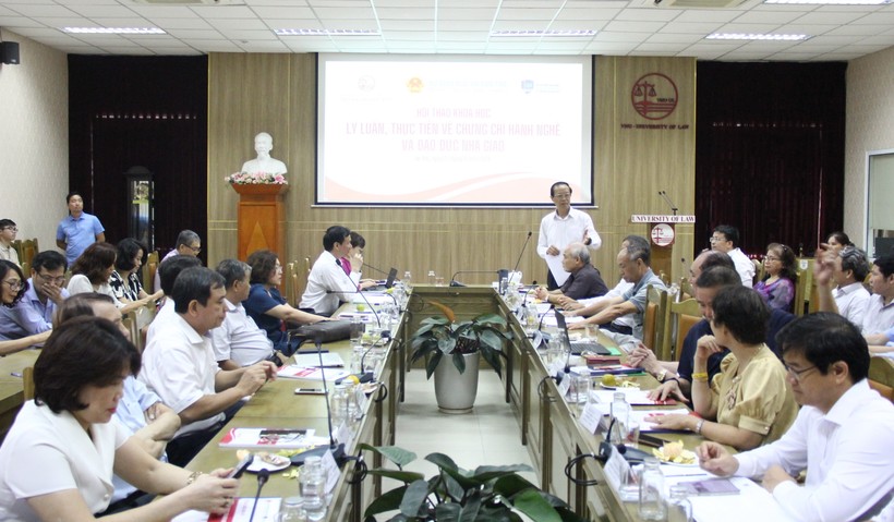 Thứ trưởng Bộ GD&ĐT Phạm Ngọc Thưởng phát biểu tại hội thảo.
