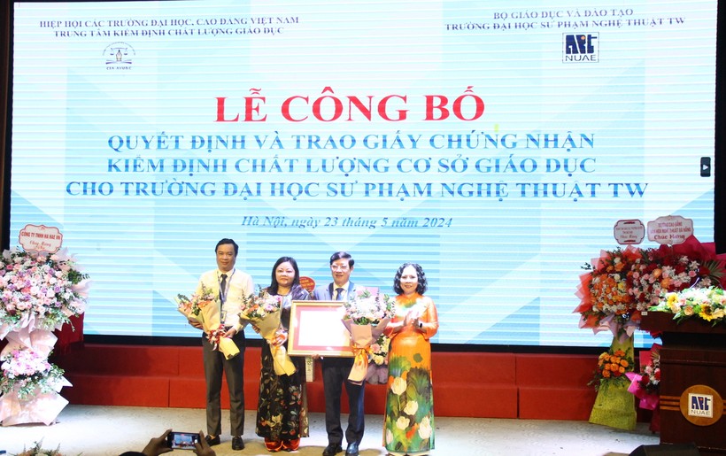 PGS.TS Nguyễn Phương Nga trao giấy chứng nhận kiểm định chất lượng cơ sở giáo dục cho Trường ĐH Sư phạm Nghệ thuật Trung ương.