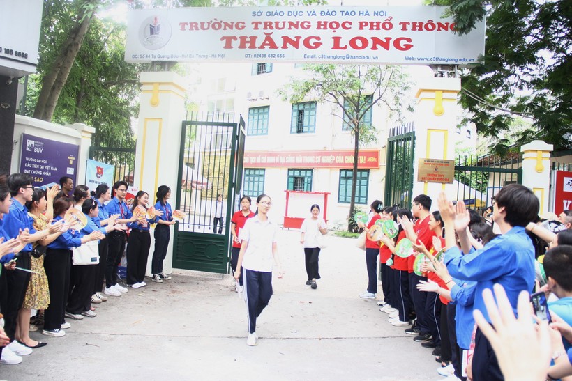 Nhiều thí sinh ở điểm thi Trường THPT Thăng Long (Hai Bà Trưng, Hà Nội) tự tin với bài thi môn tiếng Anh.