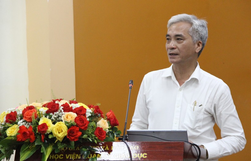 PGS.TS Trần Hữu Hoan tham luận tại hội thảo.