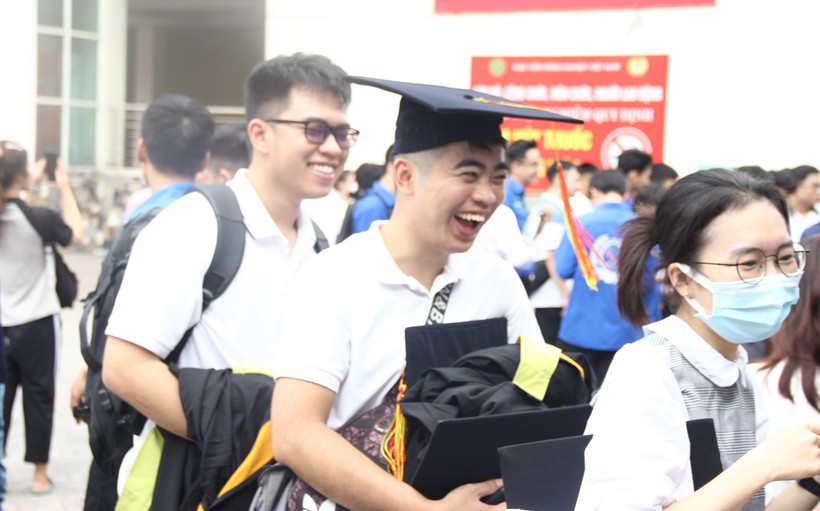 Nhiều sinh viên vẫn trong trang phục cử nhân hào hứng tham gia Ngày hội việc làm và kết nối doanh nghiệp 2024 của Học viện Nông nghiệp Việt Nam.