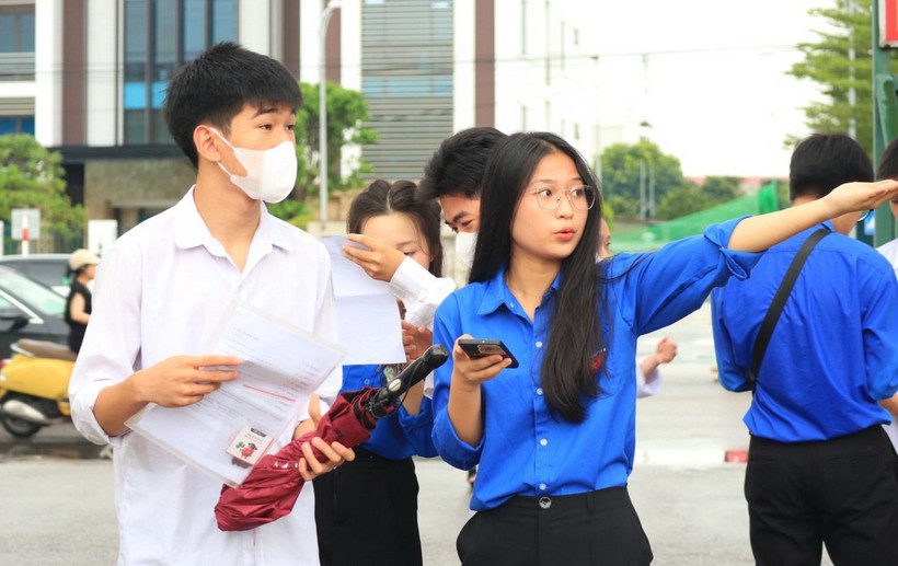 Tại điểm thi Trường THPT Chuyên Nguyễn Trãi, thí sinh được thanh niên tình nguyện hướng dẫn, hỗ trợ nhiệt tình.