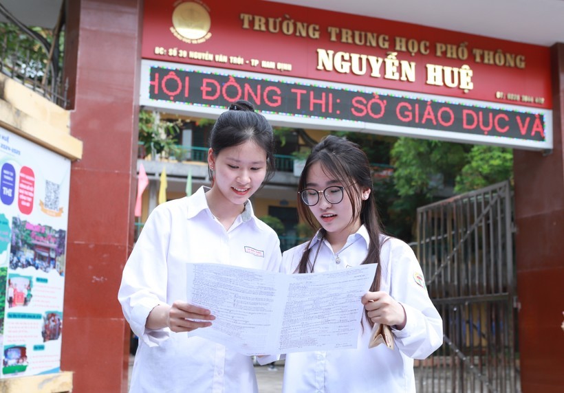 Thí sinh tham dự Kỳ thi tốt nghiệp THPT năm 2024 tại Nam Định - thảo luận về đề thi.