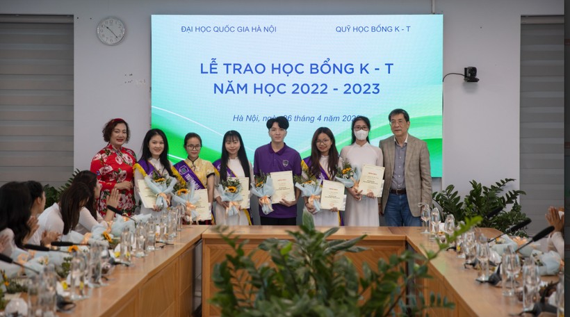 Chủ tịch tập đoàn T&C trao Học bổng K-T cho sinh viên ĐHQGHN.