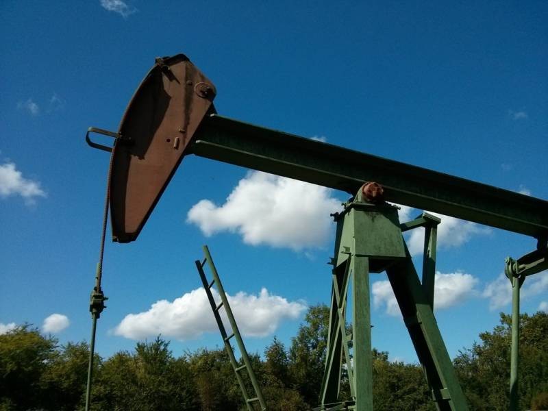 Doanh thu dầu khí Nga sụt giảm khi xuất khẩu ngày càng tăng