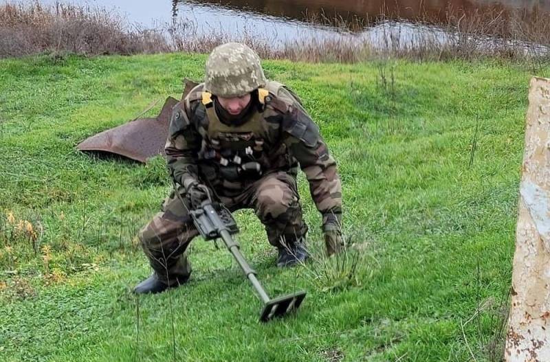 Binh sĩ Ukraine đang phải vất vả dọn những bãi mìn mà Quân đội Nga cài lại trên chiến trường.