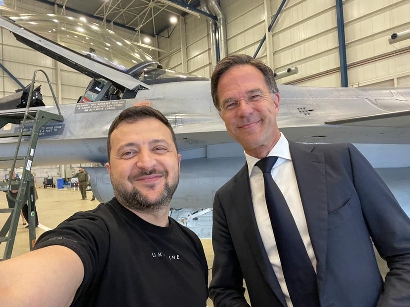 Tổng thống Zelensky và Thủ tướng Mark Rutte chụp ảnh cùng tiêm kích F-16 của Không quân Hà Lan.