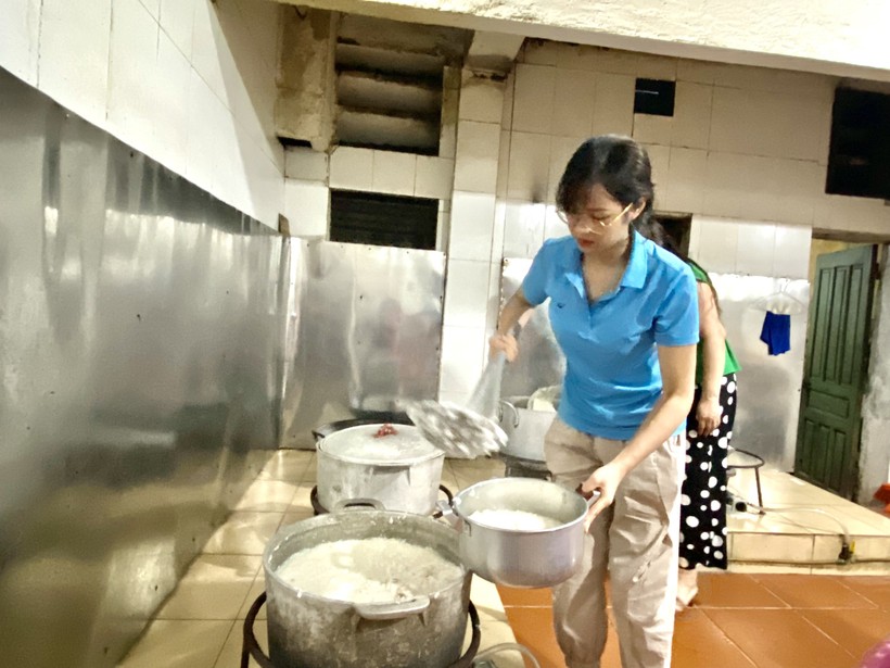 Giáo viên Trường THPT DTNT tỉnh Lạng Sơn nấu cháo ăn đêm cho học trò. Ảnh Ngô Chuyên.
