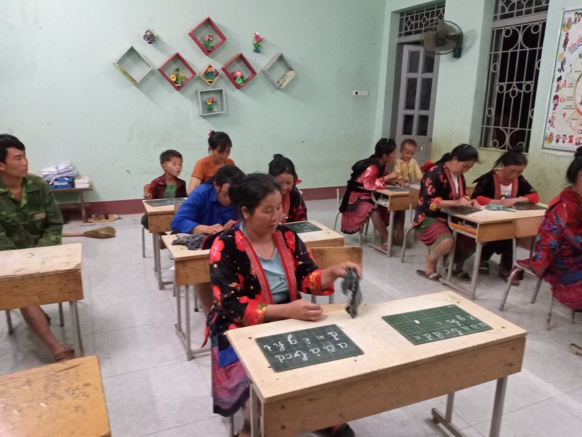 Học viên tham gia lớp xoá mù chữ ở huyện Tuần Giáo, Điện Biên.