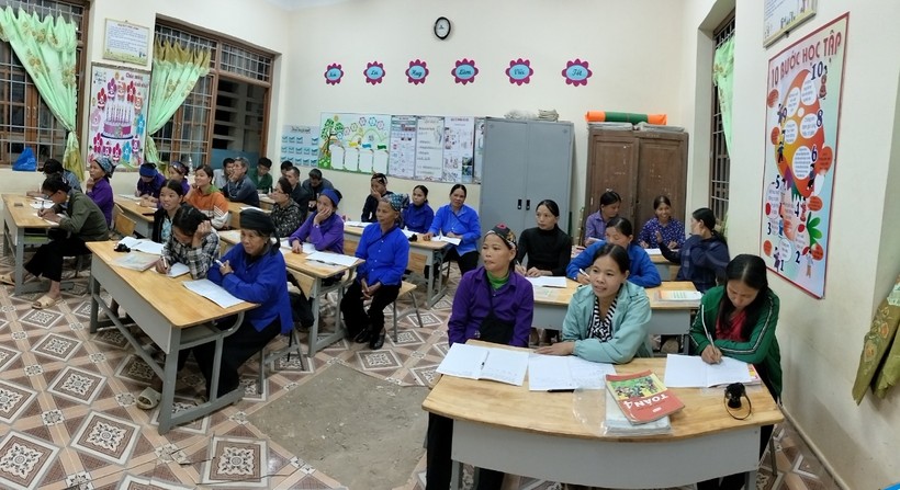 Lớp học xoá mù chữ ở huyện Bình Gia, tỉnh Lạng Sơn.