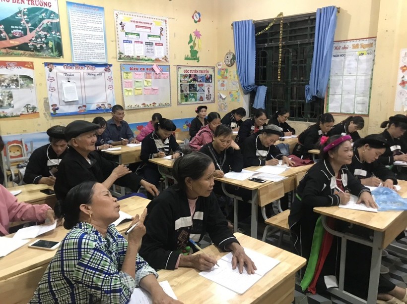 Học viên tham gia lớp xoá mù chữ ở Trường Tiểu học Yên Định. Ảnh NVCC.