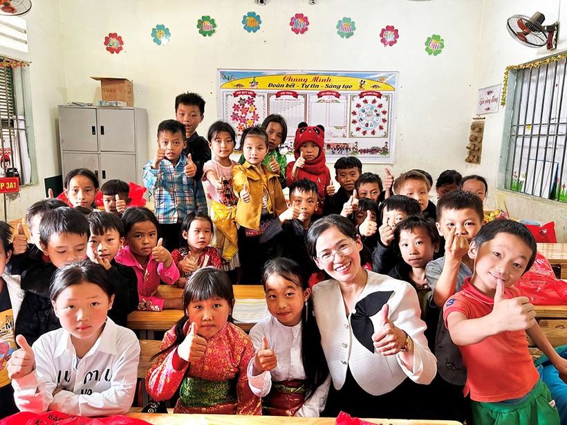 Giáo viên tiếng Anh ở Lâm Đồng gặp gỡ, trò chuyện trực tiếp với học trò của mình ở Hà Giang.
