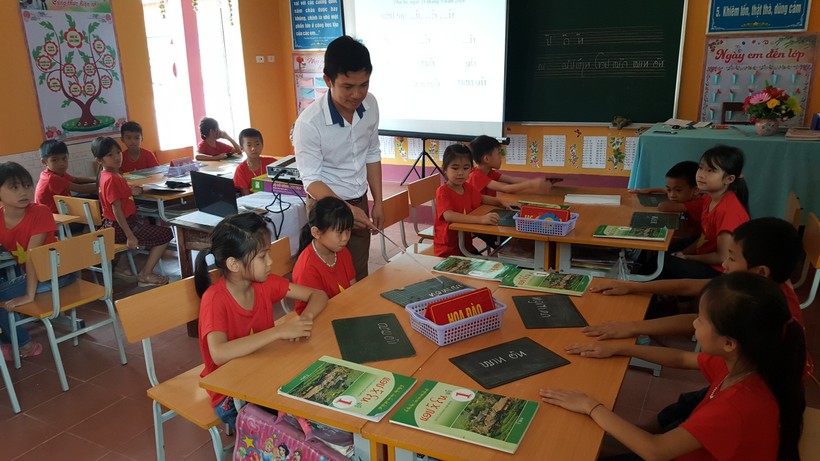 Từ năm 2021-2022 đến nay, trên địa bàn tỉnh Điện Biên có tổng số 351 lớp được mở với 9603 lượt học sinh học tiếng Thái, tiếng Mông tại các trường tiểu học.