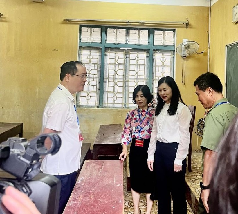 Ông Dương Xuân Huyên trao đổi với các đơn vị trong quá trình kiểm tra tại điểm thi.