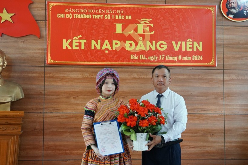 Thầy Nguyễn Xuân Toàn, Hiệu trưởng Trường THPT số 1 Bắc Hà tặng hoa và động viên tân Đảng viên.