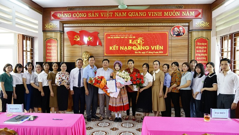 Vàng Kim Ngân (học sinh lớp 12A1, dân tộc Mông), 3 năm liền đạt danh hiệu học sinh giỏi toàn diện.