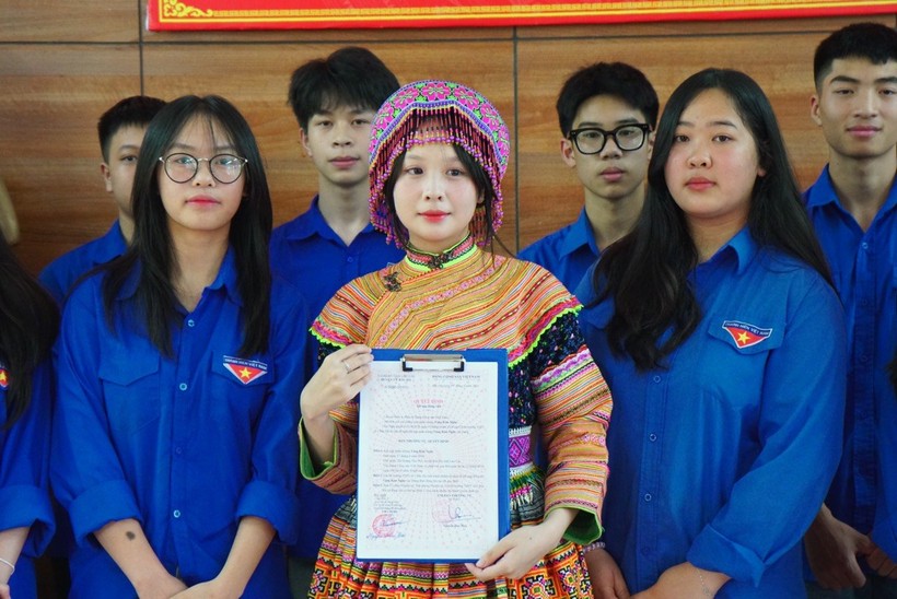 Em Vàng Kim Ngân (học sinh lớp 12A1, dân tộc Mông) trong Lễ kết nạp Đảng.