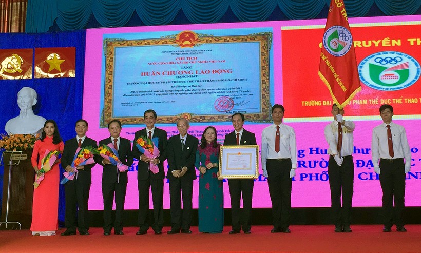 Bà Nguyễn Thị Lệ - Trưởng Ban Dân vận Thành ủy TPHCM và GS Trần Hồng Quân – nguyên Bộ trưởng Bộ GD&ĐT trao Huân chương Lao động Hạng Nhất cho tập thể lãnh đạo nhà trường