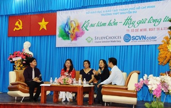 Thạc sĩ giáo dục Nguyễn Hồ Thụy Anh (thứ 2 từ bên phải) chia sẻ tại buổi tọa đàm 