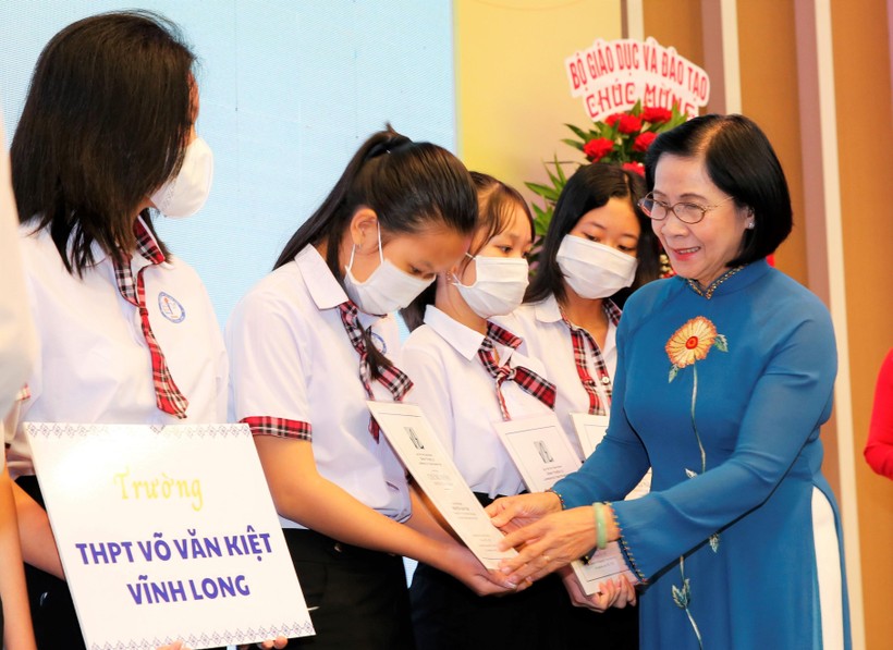 Bà Nguyễn Thị Thu Hà (nguyên Ủy viên Trung ương Đảng, nguyên Phó Bí thư Thành ủy TPHCM) trao học bổng Đinh Thiện Lý cho học sinh Trường THPT Võ Văn Kiệt (tỉnh Vĩnh Long).
